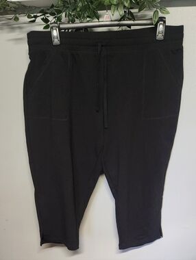 St. John's Bay Capri Pants